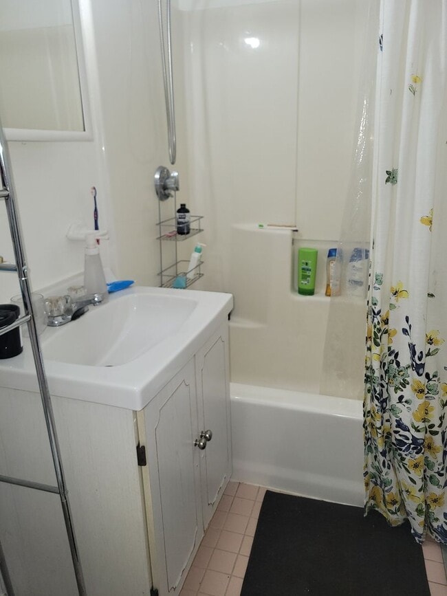 Building Photo - 2Br/1Bth, ready to move in, Great Locaton. Laundry in building