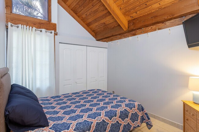 Building Photo - 497 N University Dr