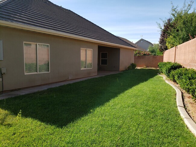 Building Photo - Beautiful 4 bed 2 bath home with 3 car gar...