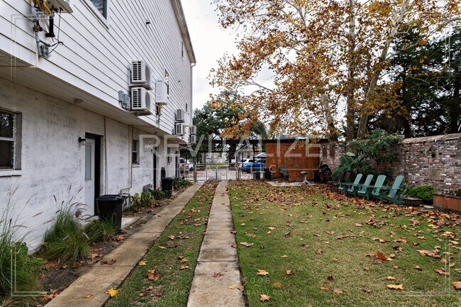 Building Photo - Fully Furnished Townhome w/ Private Garage