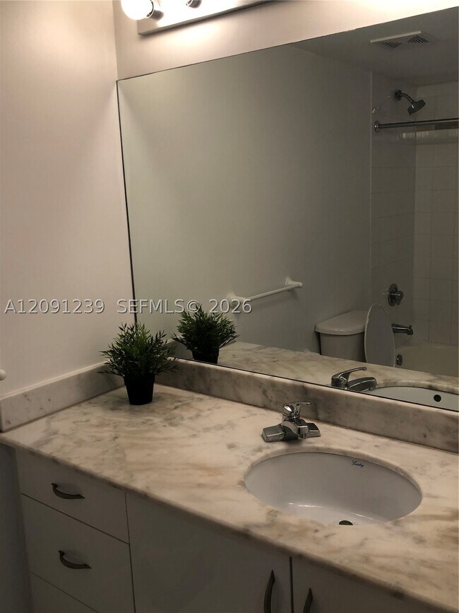 Building Photo - 1200 Brickell Bay Dr