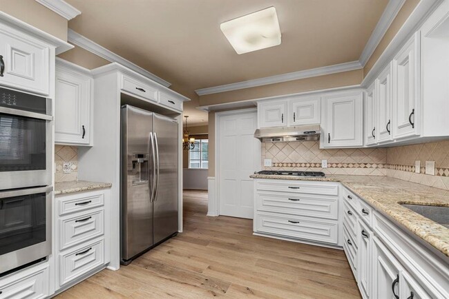 Building Photo - 527 Briar Knoll Dr