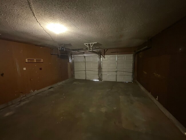 Building Photo - 3 Bed, 1 Bath, 2 Car Garage