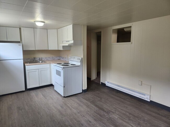 Building Photo - Updated Apartment