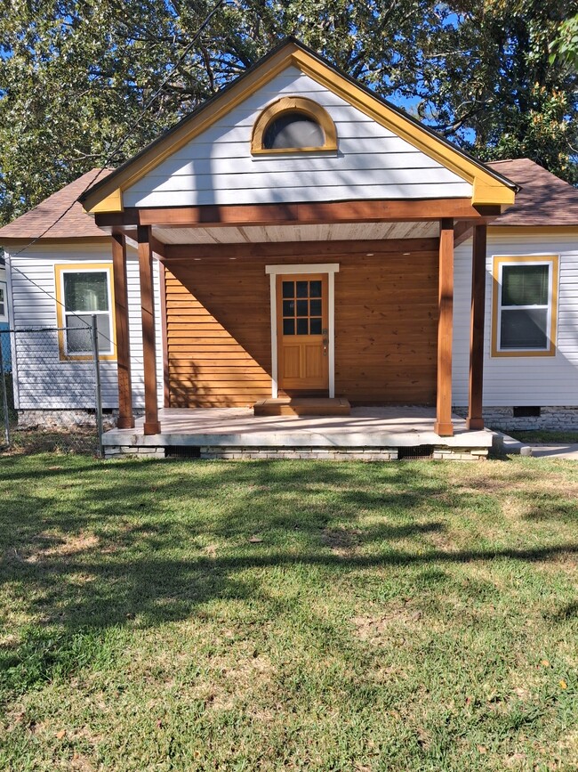 Building Photo - 414 Downing St