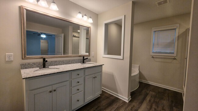 Building Photo - 5 bedroom 3 bath home in Pocalla Springs