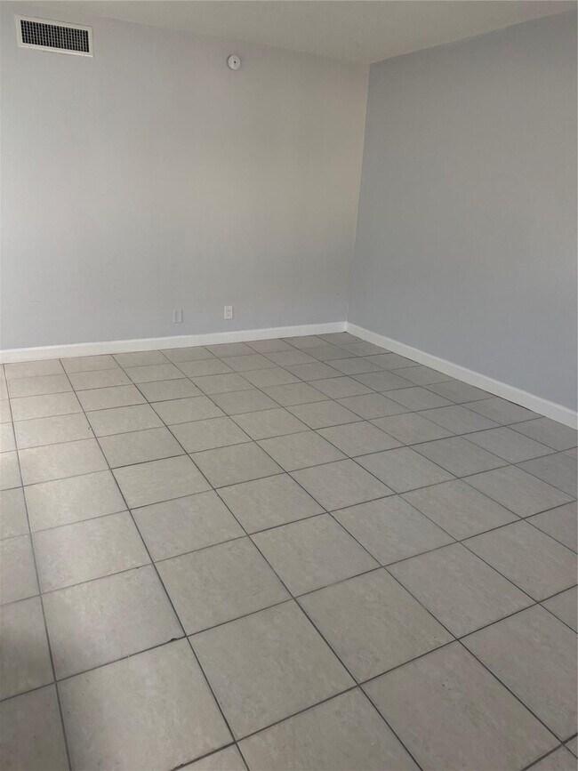 Building Photo - 3050 NE 5th Terrace