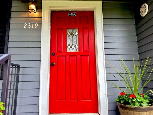 Building Photo - Charming Everett Home with Spacious Backyard, Garage, and Bonus Flex Spaces