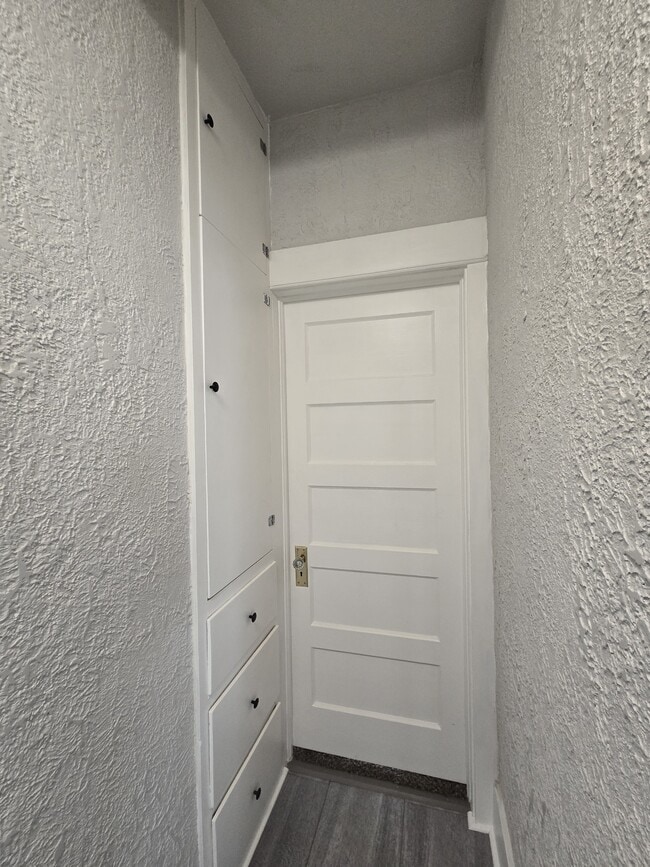 Building Photo - 250 Millwood N