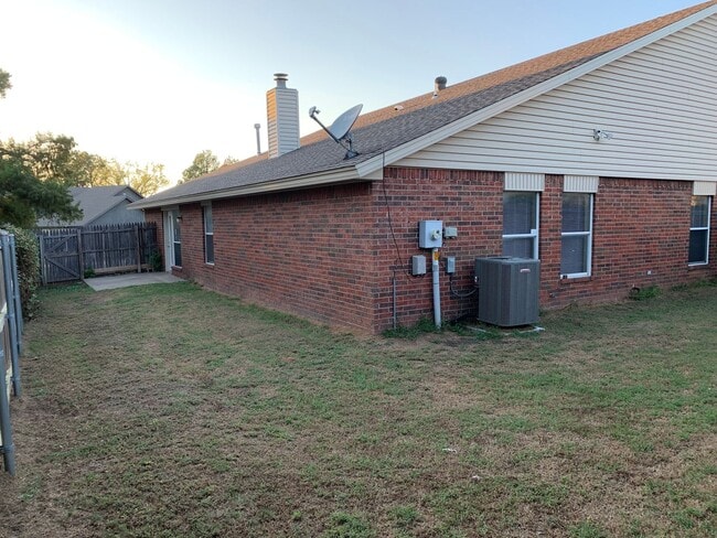 Building Photo - Half duplex in a fantastic location!