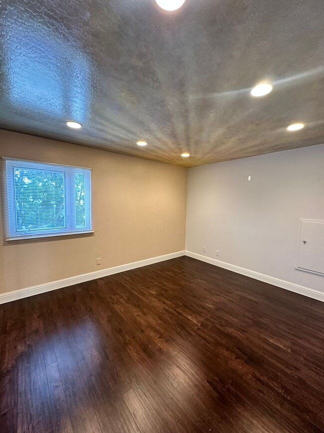 Building Photo - Exquisite Belmont Estate with Luxurious Am...