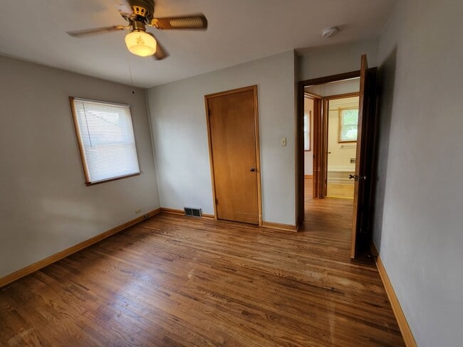 Building Photo - Great NE 3 bedroom 1.5 bath Near Center Po...
