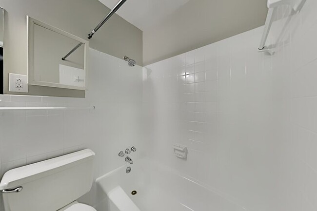Building Photo - 550 E Bledsoe St