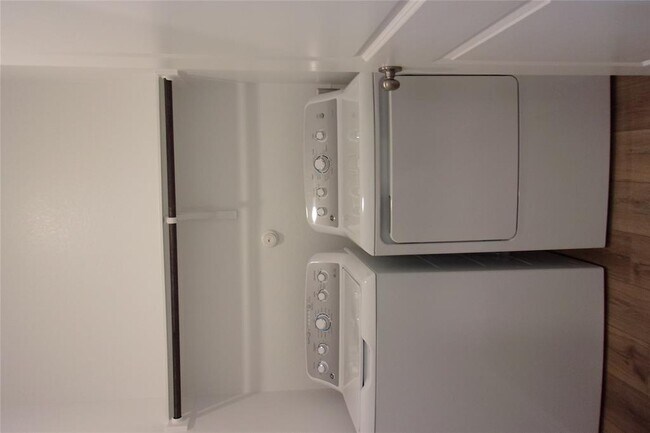 Building Photo - 2725 Louris Ln