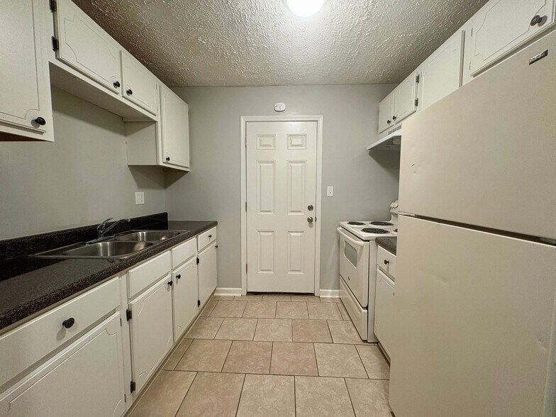 Building Photo - 11 Susan Cv