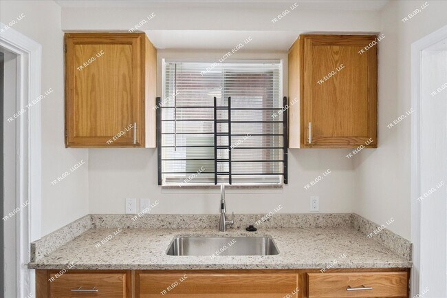 Building Photo - Charming 3-Bedroom Brick Ranch in highly d...