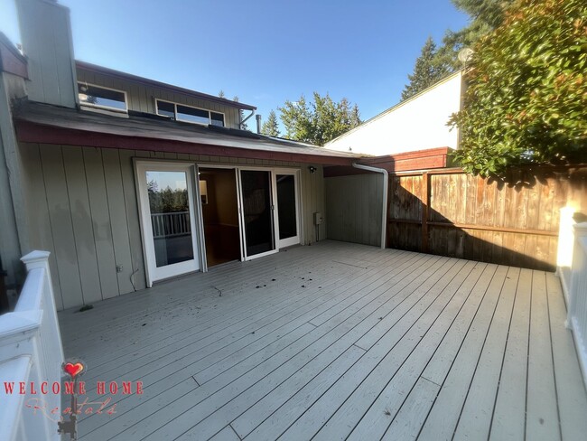 Building Photo - 2 bedroom townhome condo with AMAZING view, brand new carpeting and a fresh coat of paint!!!