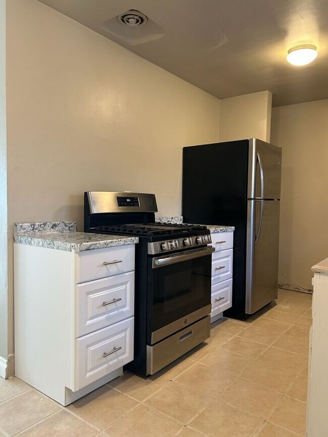 Building Photo - 702 W Atkins Ave