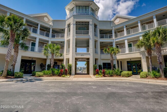Building Photo - 3350 Club Villas Dr