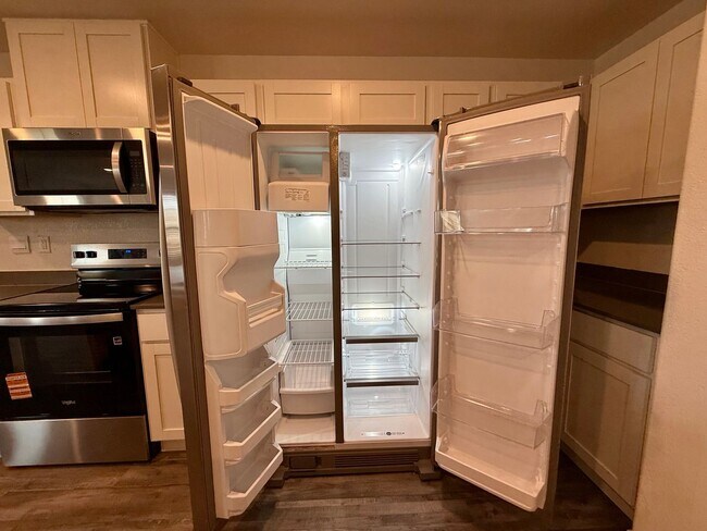 Building Photo - BRAND NEW 3 BED 2.5 BATH 2 CAR GARAGE TOWNHOUSE W/ LOFT IN CADENCE COMMUNITY