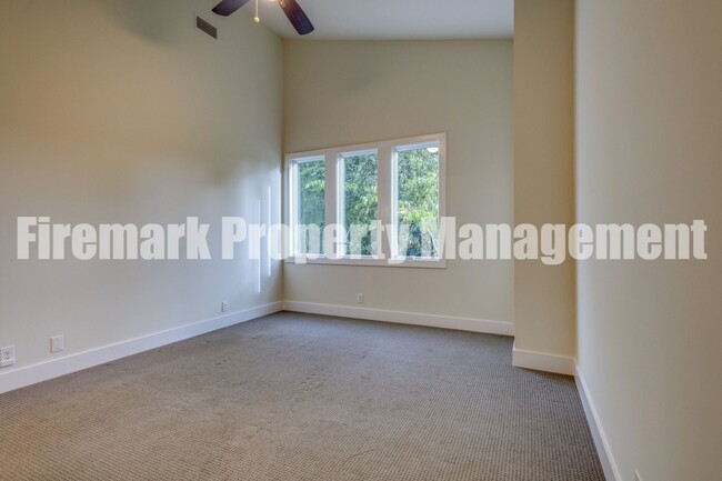 Building Photo - MOVE IN SPECIAL: Move in by December 15, a...