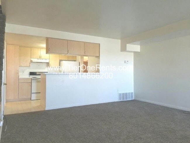 Building Photo - ** Limited Time Offer ** $500 OFF your first month's RENT!