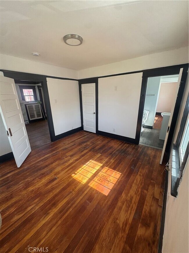 Building Photo - 146 W 58th St