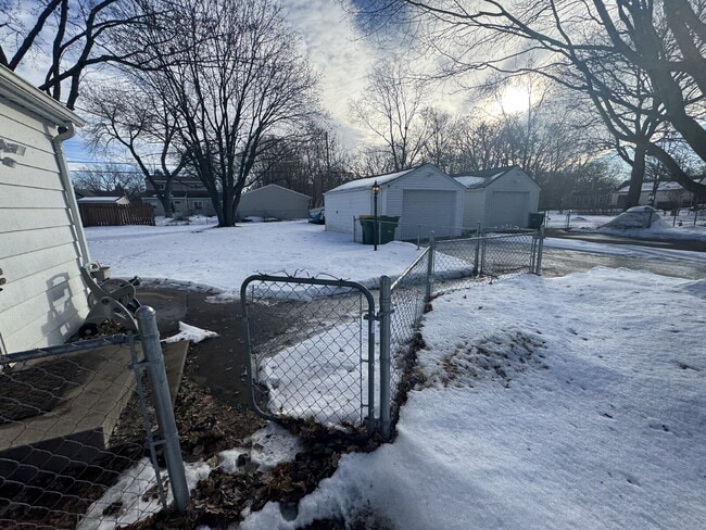 Building Photo - Charming & Cozy 1-Bedroom Retreat in Brooklyn Center – Perfect for Simplified Living!