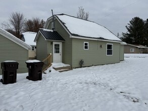 Building Photo - 3 bedroom, 1 bath Centrally located in town