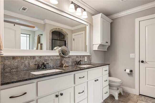 Building Photo - 1221 Stoneybrook Ln