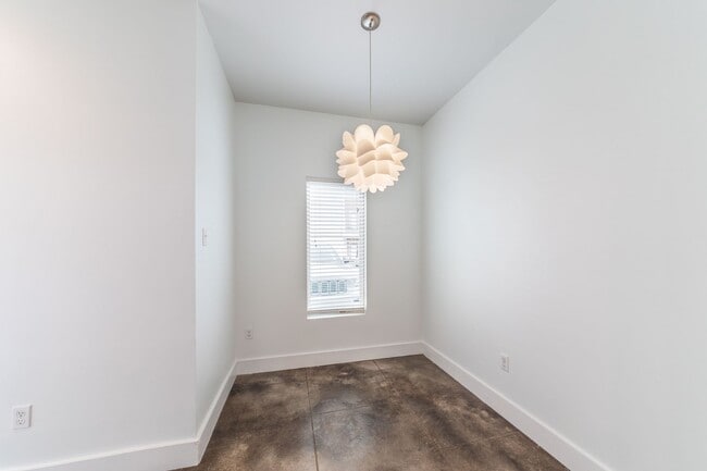 Building Photo - Modern Luxurious Lafayette Townhome for Rent (Right Across From the Oil Center)!