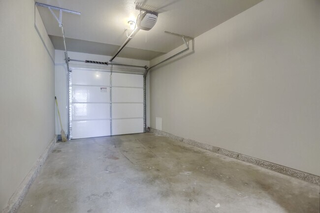 Building Photo - 2 Bedroom Oceanside Condo, with Private Ya...