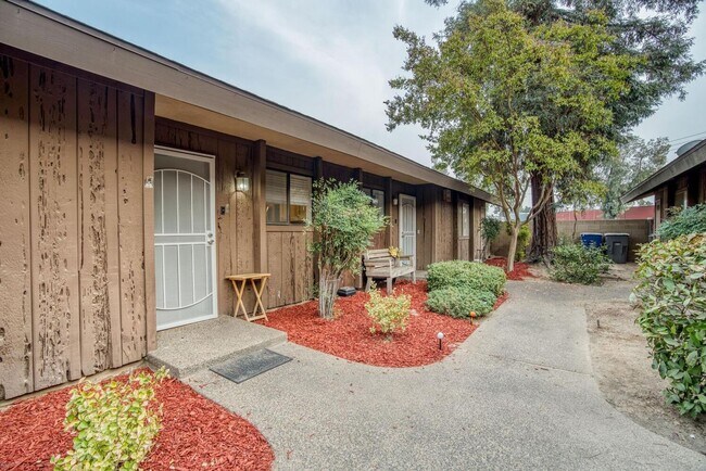 Building Photo - 1441 W Norwich Ave