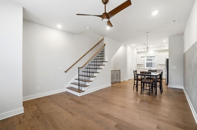 Building Photo - Modern Townhome in the Heart of Plaza Midw...