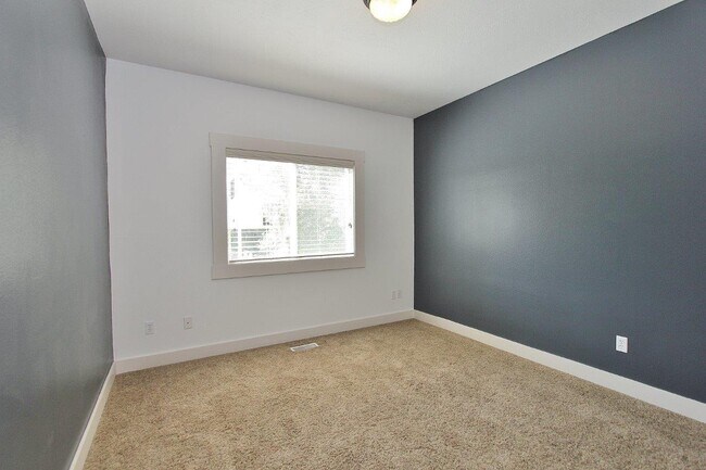 Building Photo - 4325 N McKinley Pk Ave