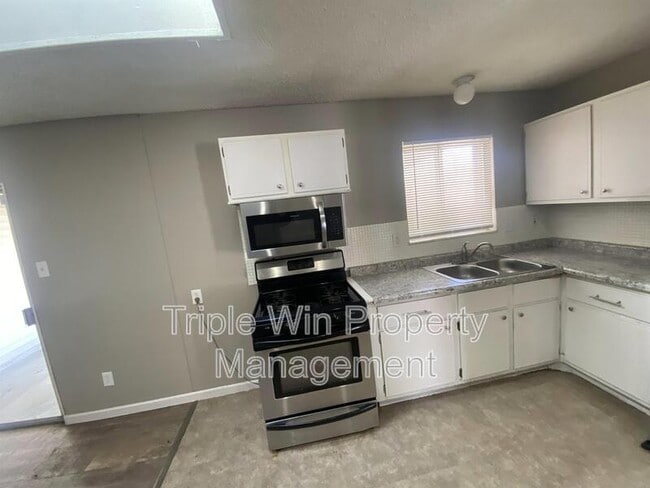 Building Photo - 14655 Fox Manor Dr