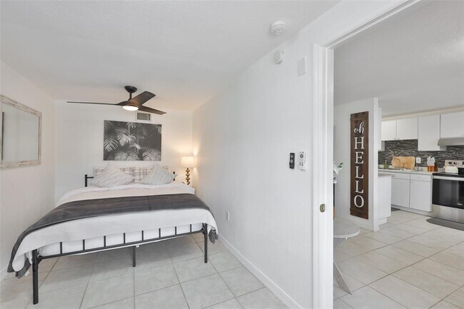 Building Photo - 2575 S Himes Ave