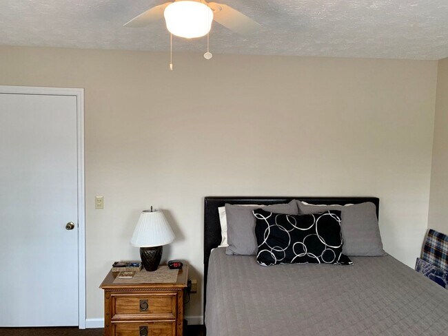 Building Photo - Shelton Park Townhome