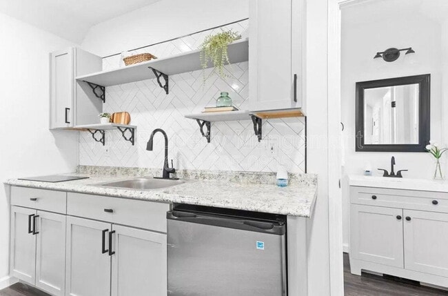 Building Photo - 482 Elsmere St