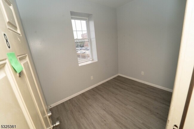 Building Photo - 331 Straight St