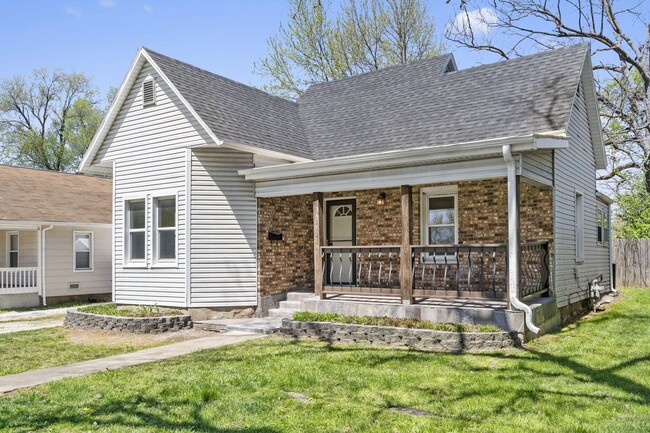 Building Photo - REMODELED 3 Bed | 1 bath | FENCED IN YARD ...