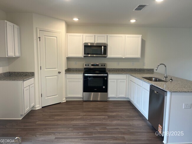 Building Photo - 105 Douglas Fir Dr
