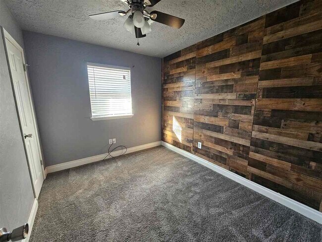 Building Photo - 4621 SE Mieling Dr