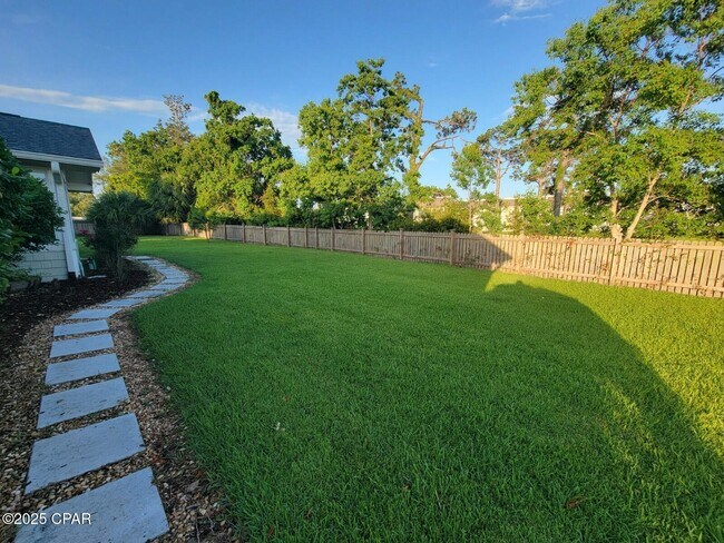 Building Photo - 633 Amberjack Dr