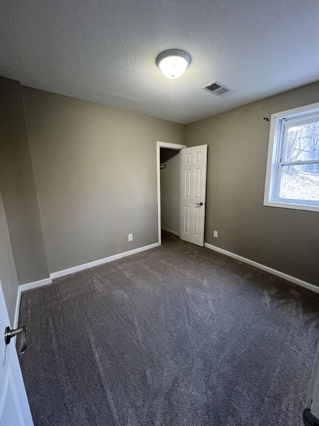 Building Photo - Cozy 2-Bedroom Home in Des Moines – Move-I...