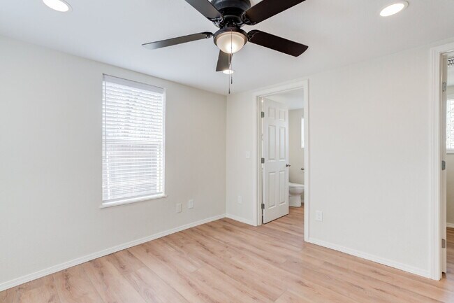 Building Photo - Charming & Private Fully Remodeled Studio Backhouse!