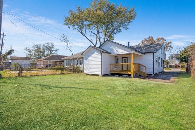 Building Photo - 2329 Lidstone St