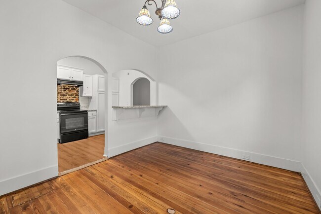 Building Photo - Beautiful 3 Bedroom 2 Bath