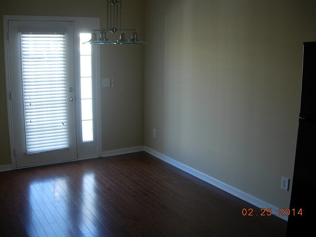 Building Photo - NICE Condo in GREAT location!!! VERY clean...