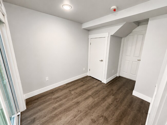 Building Photo - 9215 Roosevelt Way NE